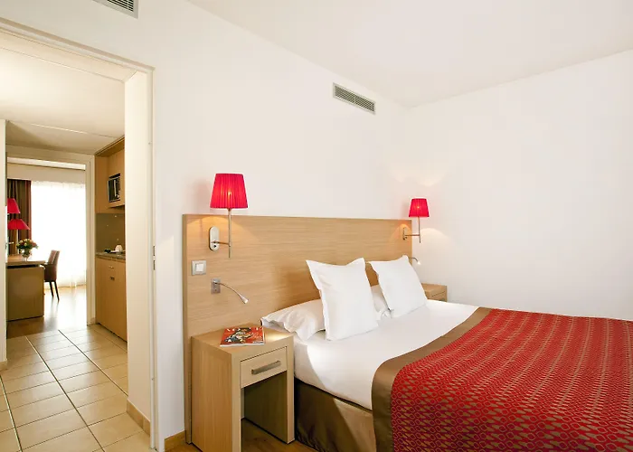 Appart hôtel Residhome Paris-evry 4*